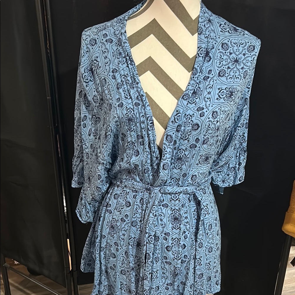 Ruby Ribbon Zoe Kimono Wrap Top Size Large Blue Bandana Print Tie Waist